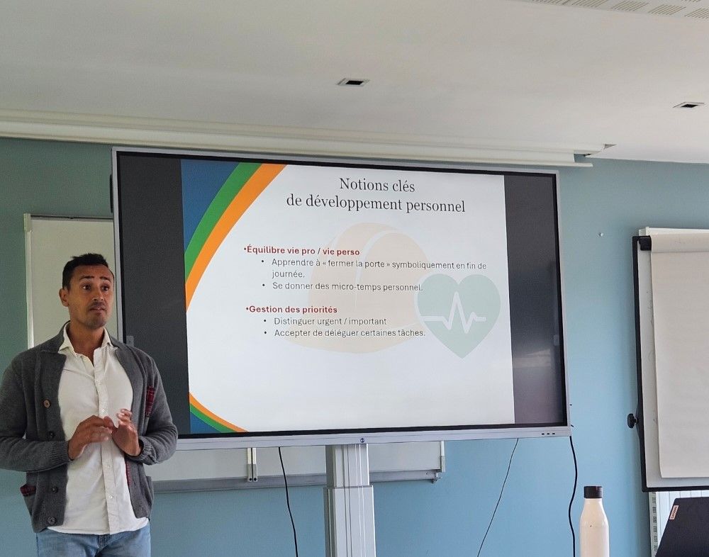 Ismaël Guedi anime une formation auprès de professionnels